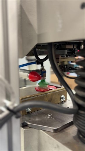 🤖 Ein kollaborativer #Roboter von Universal Robots übernimmt die präzise Be- und Entladung von Plaketten an einem Nadelpräger und sorgt so für eine gleichbleibend hohe Prägequalität bei gleichzeitiger #Entlastung Ihrer Mitarbeitenden - eine CE-konforme Cobot-Lösung von #carlstahl, entwickelt für eine effektive Mensch-Roboter-Zusammenarbeit. #CarlStahl #Hebetechnik #fyp #MitSicherheitVerbunden #Innovation