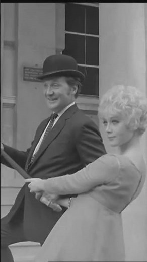 CHAPEAU MELON ET BOTTES DE CUIR - Présentation de TARA KING/ LINDA THORSON à la presse
