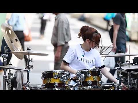 World Most Beautiful & Amazing Japanie Street Drummer girl "S WHITE".