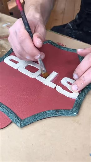 Posh Chalk by SollyJo on Instagram: "Santa Stop Here Christmas Crafts https://woodubend.com/product/posh-chalk-metallic-paste-red-alizarin/ Bring a touch of luxury to your holiday decor with the Santa Stop Here Christmas sign makeover. This tutorial highlights the incredible versatility of Posh Chalk products, from our rich metallic pastes and smooth stencilling to the vibrant pigments that make every detail pop. Watch how we layer textures and finishes to create a bespoke, high-shimmer sign tha