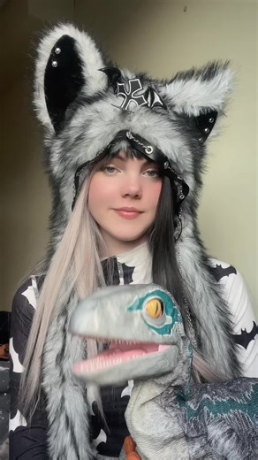 I’m blue 🗣️🗣️🗣️ #velociraptorblue #jurassicworld #velociraptor #raptor #puppet