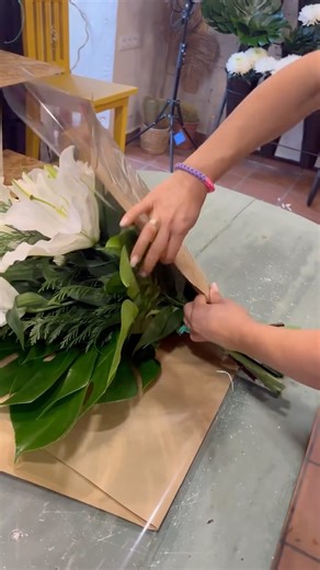 Lucía Arévalo | Escuela de Floristería on Instagram: "COMO ENVOLVEMOS NUESTROS BOUQUET de manera rápida y sencilla 🌸✨ Si quieres el tuyo solo escríbenos y lo diseñamos especialmente para ti ✨💫😊💐 #flores #floressiempreflores #liliums #detalles #ramos #bouquet #diseño #cretivo #espliegofloristería #decoraciónconflores #regalos #amor"