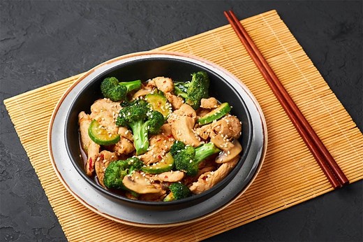 Hunan Chicken vs Szechuan Chicken: A Flavorful Face-Off