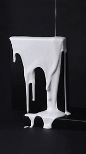 Pouring White Paint captura el movimiento fluido y la textura de la pintura blanca a medida que cae en cascada, creando patrones orgánicos y profundidad.