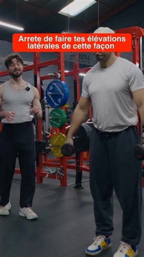 Les élévations latérales aux haltères, c’est l’un des exercices les plus efficaces pour développer les épaules… mais c’est aussi l’un des plus mal exécutés en salle. Voici 3 erreurs très fréquentes que je vois tout le temps : 1️⃣ La position de la main et du coude Sur ce mouvement, ta main ne devrait jamais être plus haute que ton coude. Idéalement, ton coude reste légèrement au-dessus de ta main, ou les deux restent alignés pendant tout le mouvement. 2️⃣ Trop de triche avec le buste Si tu balan