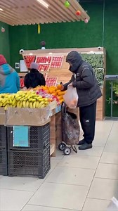 Nagranie z "zakupu" pomarańczy w rosyjskim sklepie podbija sieć 🤯 U nas taki jeden tak robił zakupy w IKEA. 🤷 Film 10s | Bez różowych okularów