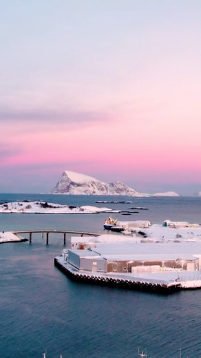 Some days it feels like we’re living in a dream. 🌥️💘 📍 Sommarøy (outside Tromsø), Norway. 🇳🇴 🎥 @polarnatt.digital / @andreas_ingilae | Tromsolove