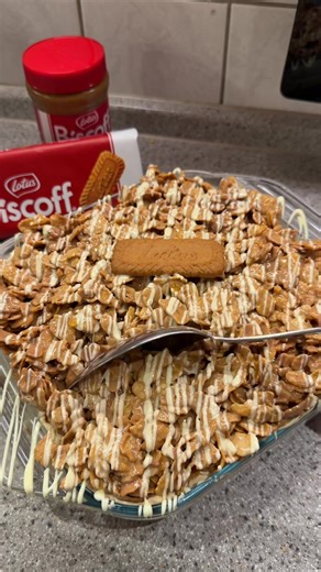 Das beste Lotus Crunch Dessert der Welt. Cr: @Kikis Kitchen •Für den Boden: - 5 Eier - Prise Salz - 60g brauner Zucker - 2 TL Vanilleextrakt - 100g zerstampfte Biscoff Lotus Kekse - 140g Mehl - 5g Backpulver - 100-150ml Milch zum Tränken nachher • Für die Lotuscreme - 150g Mascarpone (kalt) - 195g Philadelphia (kalt) - 200g Schlagsahne (kalt) - Päckchen Sahnesteif (optional) - 50g Lotus Biscoff Creme - 2TL Vanilleextrakt •Für den Crunch: - 250g weiße Schokolade - 150g Lotus Biscoff Creme - 150g 