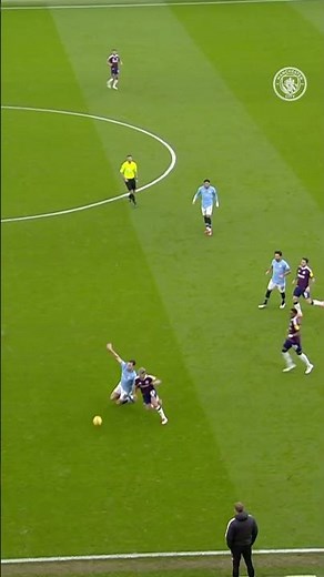 A DOUBLE NUTMEG 😱 AND PEPS REACTION 😮‍💨 #mancity #football #skills #shorts #shortsvideo #shortsfeed