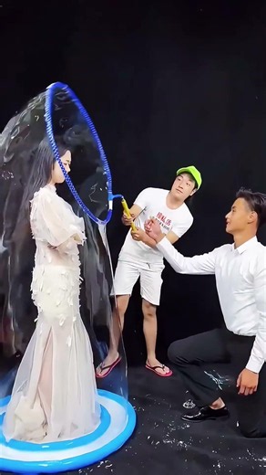 A newlywed couple finally got the perfect bubble wedding photos!