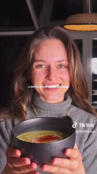 Recipe below 💚 Follow @cheftosca for more delicious recipes 🌿💫 Creamy leek and potato soup Recipe: 4-6 servings INGREDIENTS - 3 leeks - 3 potatoes - 2 shallots - 1.5 L vegetable stock - 2 bay leaves - 2 tbsp nutritional yeast - A pinch of nutmeg - 1 tbsp white miso paste (optional) - 1 clove garlic – minced - Handful of fresh parsley - Olive oil - 2 sprigs of rosemary and thyme - Smoked paprika for topping - Plant-based cream for toppping METHOD 1. Slice the leeks, peel and slice the potatoes