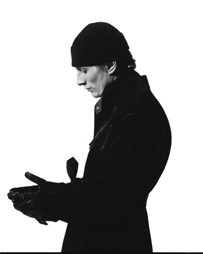 @dunhill on Instagram: "dunhill Autumn / Winter 2026 A charcoal ribbed beanie frames a flannel-and-cashmere ensemble, layered with diamond-printed Macclesfield madder silk neckerchiefs. Textural restraint combines with subtle mischief, an homage to Lord Snowdon’s understated sophistication and London’s nuanced 1960s palette. Creative Director: @mrsimonholloway Photographer: @ethanjamesgreen Stylist: @tom_guinness Grooming: @pawel_solis Model: @henrykitcher"