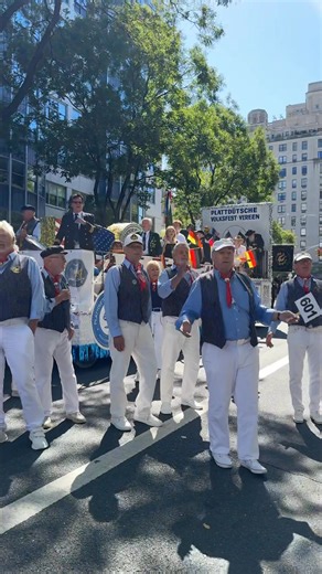 Wusstest du, dass es in New York auch eine deutsche Parade gibt? 🇩🇪🗽 Die Steuben Parade feiert die deutsch-amerikanische Freundschaft und das deutsche Kulturerbe in New York jedes Jahr auf der Fifth Avenue ❤️🎶 Heute sogar schon zum 68. Mal! 😮 Die Stimmung war großartig - dafür sorgte vor allem das Team des Deutsches Generalkonsulats 💃 Anschließend führt der Weg in den Central Park zum Oktoberfest 🥨 🫶🏼 Für mich sind deutsche Events hier immer etwas ganz Besonderes, da ich (abgesehen von 