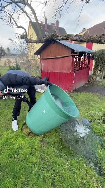 Kreatives Eisbaden mit Regentonne: Ein Spaß im Winter