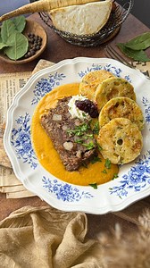 SVIEČKOVÁ NA SMOTANE • 1kg falošnej sviečkovice (ja som použila stehno) • 1,5l hovädzieho vývaru • 250ml šlahačkovej smotany 33%• 100g údenej slaniny • 20g masla • 4 stredne veľké mrkvy • 2 stredne veľké petržleny • 1/4 menšieho zeleru • 2 stredne veľké cibule • 2 a pol PL kryštálového cukru • 2 a pol PL plnotučnej horčice • 1 citrón • 4 bobkové listy • nové korenie • bravčová masť/olej • soľ, korenieAko prvé si nožom prešpikujeme mäso. Slaninu nakrájame na dlhé obdĺžniky, ktoré dáme na pár minú