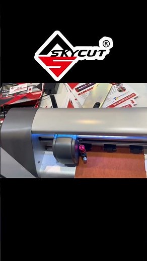 Skycut CH310 comes with built-in software for fast, easy, and accurate mobile skin cutting.