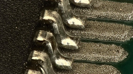 你见过这么近距离的焊接吗？ | Have you ever seen soldering THIS close?