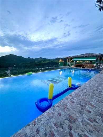 Primer hotel "all inclusive" en Puerto Rico que cuenta con disfrute para toda la familia. Se trata de Hotel Vista Verde ubicado en el campo de Yauco con vistas espectaculares hacia las montañas. Aquí la experiencia de todo incluido se combina con comodidad, diversión & excelente gastronomía, todo en un solo lugar. 🖥️ Website: www.hotelesvistapr.com Para reservar o más información: 📞 787-856-0345 #hotelvistaverde #allinclusivehotel #yauco #pr #puertorico #comoturistaenpr #hotel #mountainview #m