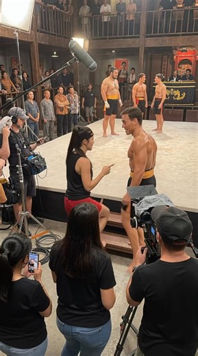 Meanwhile… Aiko is absolutely not cheating. She’s just doing “last-minute research” on the edge of the Kumite platform. While the serious fighters line up, stare at each other and think deep warrior thoughts, Aiko is casually chatting with a very experienced professional who seems to know a thing or two about underground tournaments, dramatic entrances and surviving questionable rulebooks. You can actually see the moment it happens. She’s smiling. He’s explaining. Everyone else is pretending thi