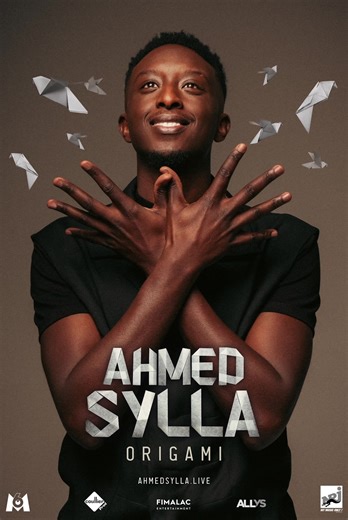 Les ami(e)s je suis heureux de vous présenter l’affiche de mon nouveau spectacle : ORIGAMI 🤍🤗 Je vois nos destins comme des origamis qui se plient à des choix, des joies et des peines, des victoires et des échecs... Pendant plus de 10 ans maintenant , je me suis plié en quatre pour essayer de vous plier en deux. Je me demande quelle forme aurait pris mon origami, mon destin, si je n’avais pas plié bagage de ma ville natale... #ahmedsylla #comedy #Origami #NouveauSpectacle #Spectacle #Humour