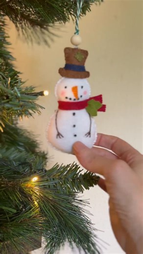 Rachel Austin on Instagram: "Free - Felt snowman sewing pattern - To all my Patreon members! Custom colours as desired, or add your own finishing touches to create special charm! Link to details in comments 🥰⛄️#feltpattern #feltornaments #snowman #sewingproject #feltcrafts #diychristmasornaments #christmasornaments #diygifts #diychristmasdecor #handsewing"