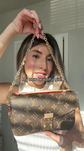 This bag just makes every outfit look put together! 🍂✨ From casual coffee runs to dinner dates, it never fails to impress. The ultimate arm candy right here. 💕#ArmCandy #MonogramLove #StreetStyle #BagCollection #ChicVibes