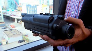 High-tech rifle lets shooters hit a target 1000 yards away - Video