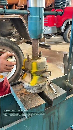 油圧機械でブレーキドラムを分解：精密な作業の謎