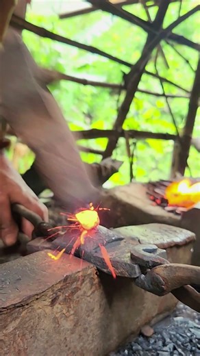 Hard work + fire = magic 🔥💪Respect this skill! #fyp”#blacksmith #iron #work #vairal #skill
