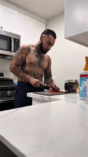 Arturo Salcedo on Instagram: "A quick and fast lean protein meal 👌🏽 #fitness #goodmorning #gym #protein #mealprep #oatmeal #explorepage #explore #fyp"