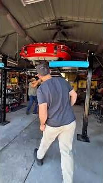 LOOKING AT A 1972 PORSCHE 911