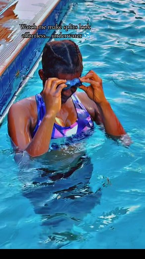 Pool Gymnastics: Effortless Splits Underwater 🌊