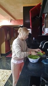 Oconasa va invata cum sa tineti o salata cruda in frigorific pentru mai multe zile 🙋‍♂️ ultima salata a tinut din noiembrie pina in seara de revelion 😂😂 Am maximalizato pe Oconasa cu raspunsul asta 😂 #bogatasu #oconasa #oconasu #BrianImage #ciobanitafelicia #tinurus #mariusgalan #cava #SomProduct #cadou #ziuaindragostitilor #dragobete #dragalasulBogatasul #amanet #GoldenPawn #spunestopjocurilordenoroc #bogatie #oconasaexcursie #live #life #oconasabucatareasa #roboti #unchiuboc #nelsonmondial