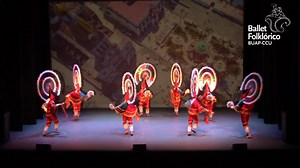 #CCUenCasa |La magia de #Cuetzalan llega a ti gracias al Ballet Folklórico Buap-Ccu 🇲🇽 La #Danza de los #Quetzales tiene raíces prehispánicas relacionada con el culto al sol y el fuego, posee además un simbolismo astronómico y agrícola ya que los pasos se ejecutan en cruz, aludiendo a los cuatro puntos cardinales, y en círculo para representar la rotación del tiempo 🏞️✨ | Complejo Cultural Universitario