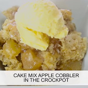 APPLE COBBLER IN THE CROCKPOT - using a cake mix and apple pie filling, sooooooo good!!! You can PRINT the recipe here >> https://goo.gl/GM5M8F | Crock-Pot Slow Cooker Recipes