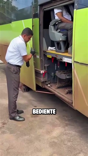 Ein für Menschen mit Behinderungen reservierter Sitzplatz im Bus 😮