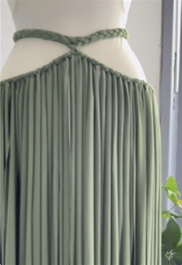 Versatilità e stile in un solo capo! ✨ Questo pareo da spiaggia 2 in 1 è il must-have dell’estate! ☀️ Trasformalo in un attimo da una fluida gonna lunga a un elegante vestito con intreccio al collo. Perfetto per passare dalla spiaggia all’aperitivo con un solo gesto! 🌊🍹 Semplice, chic e irresistibilmente comodo. #summertrends, #fashiontips, #outfitinspo, , #Beachwear #SummerVibes #Pareo2in1 #handmadestyle