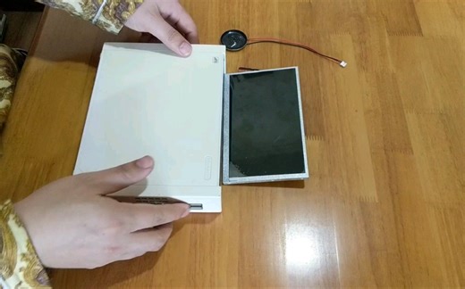 拆个wii准备加个屏幕玩玩，可能好多小朋友不知道这是什么。wii是任天堂出的最早的体感游戏机。