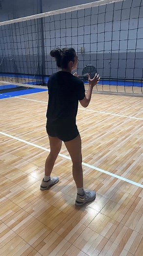 ‼️BLOCKERS‼️ It is nearly IMPOSSIBLE to overstate the importance of pressing your hands as far into the other side of the net as possible while blocking 🙌 Not doing this well is the most common mistake for young (and old) blockers 😔 Learn from Nikki Bulatovic’s (2026 Setter | Iowa) example here! See how early and aggressively she reaches to the other side 👀 And don’t be afraid of touching the net. It will happen and you will be OK. 🤗 Eventually, you will touch the net and block the ball more