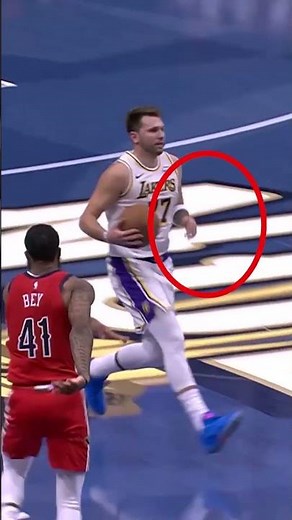 He then drives towards the basket, skillfully evading defenders#lakersnewstoday #nba #lakersnation