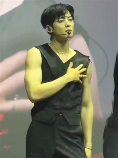 Eunwoo's Captivating Dance Performance