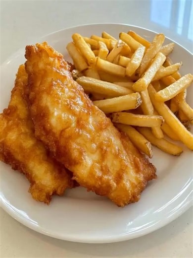 WOULD YOU EAT THIS CRISPY FISH AND FRIES FEAST 🐟🍟 OMG DON'T LOSE THIS RECIPE Ingredients: Crispy Fish: 1 1/2 lbs white fish fillets (e.g., cod, tilapia, or haddock) 1 cup all-purpose flour 1 cup cold club soda or beer 1 large egg 1 tsp baking powder 1 tsp garlic powder 1 tsp smoked paprika Salt and black pepper to taste Vegetable oil (for frying) Lemon wedges (for serving) Crispy Fries: 👇👇👇 | Animal Lovers