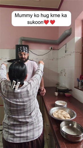 World's best stress buster: Mummy ka hug and unki constant guiding questions in the kitchen #shorts