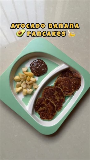 Prachi | Baby Food | Lifestyle | Motherhood Tips on Instagram: "Detailed recipe here ⬇️ 🥞 Avocado Banana Pancakes (Egg Optional) serving it with chocolate peanut butter and apple pieces Ingredients (makes ~6 small pancakes): • Ripe banana – ½ medium (50–60 g pulp) • Ripe avocado – ¼ medium (40–50 g pulp) • Oats powder (oats flour) – ½ cup (about 50 g) • Water – ¼ cup (60 ml) (adjust as needed for batter) • Egg – 1 (optional) • Ghee / butter – for cooking ⸻ Method: 1. Mash banana + avocado until