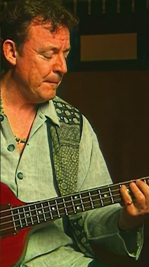 Jack Bruce showing how to play the bassline of "I Feel Free" #tutorial