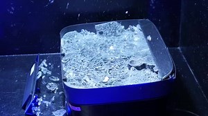 Gefährlich: Passend zum Grillwetter testeten wir Elektrogrills und es flogen heiße Glassplitter durch den Raum sowie auf die Grill­platte, sodass wir zwei mal die Note "mangelhaft" vergeben mussten. Für die Sicher­heits­prüfung heizten die Grills so lange mit voller Leistung und kurz­geschlossenem Thermostat, bis die zusätzliche einge­baute Temperatursicherung ansprang. Die meisten Geräte über­standen das schadlos. Doch bei den Flächengrills von Philips und Severin zersprangen die Glas­deckel be