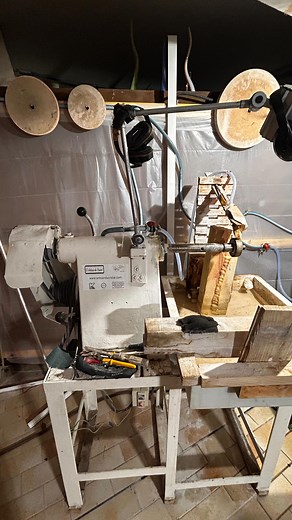 🔧 Dans notre atelier, les machines anciennes ont une âme… Ces outils, qui ont traversé le temps, sont au cœur de notre travail. Chaque engrenage et chaque mouvement témoignent d’une époque où la précision et la mécanique étaient reines. 🕰️✨ Ces vieilles machines, empreintes de charme et d’histoire, nous permettent de réaliser des réparations, des tailles et des travaux à froid d’une grande finesse. Grâce à elles, chaque geste devient une véritable œuvre d’art, alliant savoir-faire ancestral et