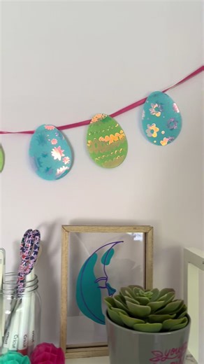 The only chocolate I will currently eat is in the form of an egg 😂 So feels only right to make an Easter egg banner with felt and holographic iron-on! 🥚🌸 #cricut #cricutmade #cricutmaker #eastercrafts #easteregg