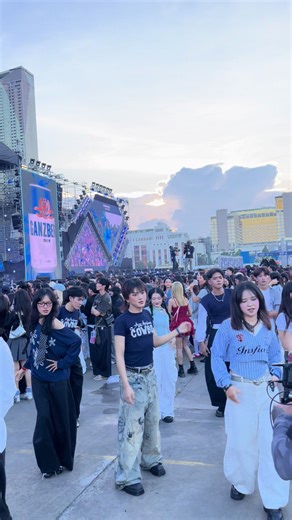 Super Idol Dance Challenge at Treasure Concert