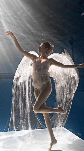 Lu Si's new song features a transition scene: Black Veil Bridge, a transition scene featuring a mermaid and a budding insect. | Fun With Craz